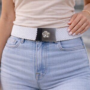 Vtg. White Stretch Belt Featuring Fish Scale Links & Metallic Buckle W/Flower